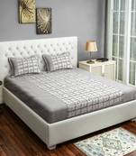 Swayam 200 TC Geometric Print Cotton Fitted Double Bed Sheet with 2 Pillow Cover   White  Black