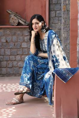 Indigo Floral Printed Kurta With Pant And Dupatta 3