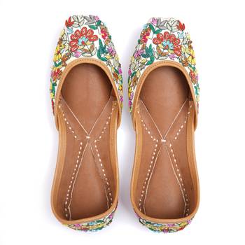 Purely Lush Embroidered Ethnic white kashmiri Jutti for women 1