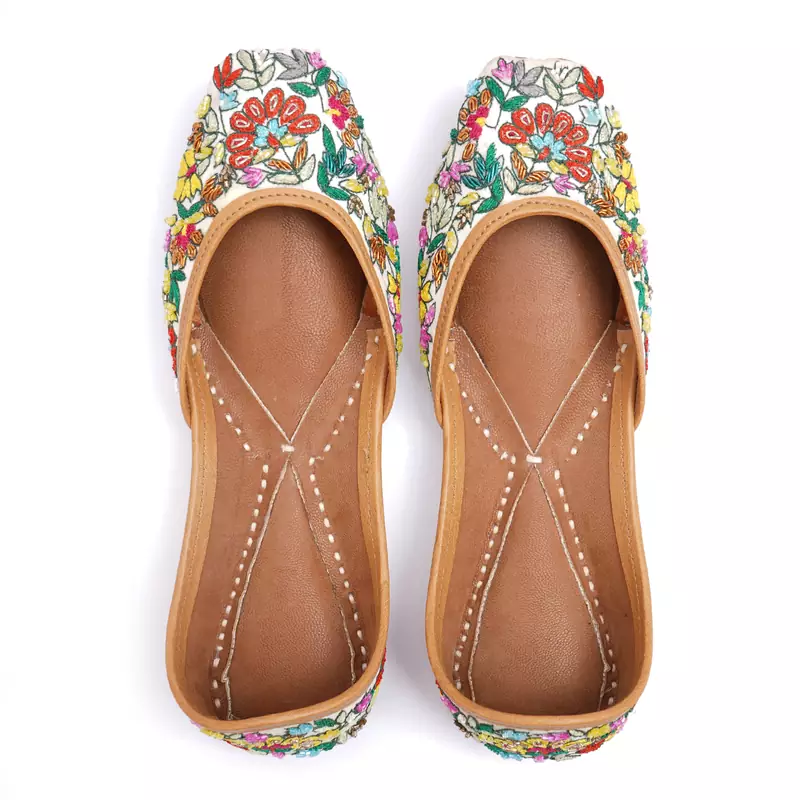 Purely Lush Embroidered Ethnic white kashmiri Jutti for women