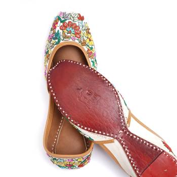 Purely Lush Embroidered Ethnic white kashmiri Jutti for women 3
