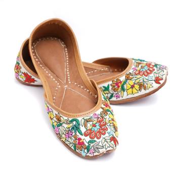 Purely Lush Embroidered Ethnic white kashmiri Jutti for women 4