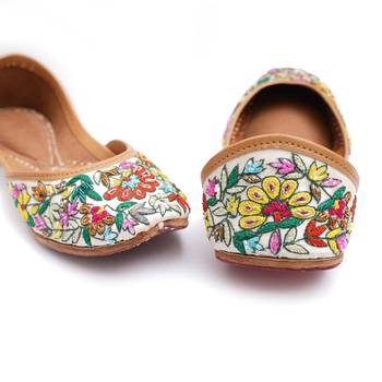Purely Lush Embroidered Ethnic white kashmiri Jutti for women 5
