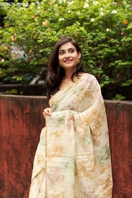 Cream woven organza saree with blouse 3
