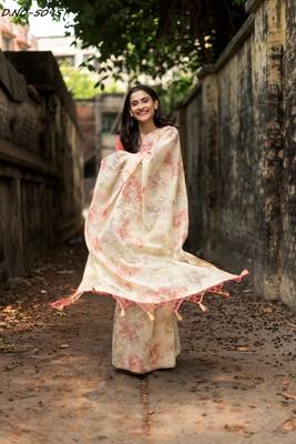 Cream woven organza saree with blouse 5