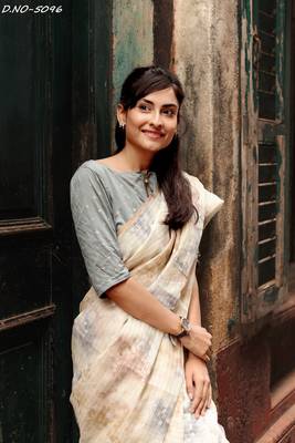 Cream woven organza saree with blouse 3