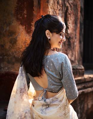 Cream woven organza saree with blouse 5