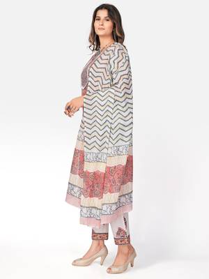 Women's Printed & lace Work Straight Cotton Pink Kurta With Pant & Dupatta 3