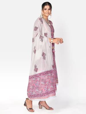Women's Printed & Gota Patti Straight Cotton Pink Kurta With Pant & Dupatta 4