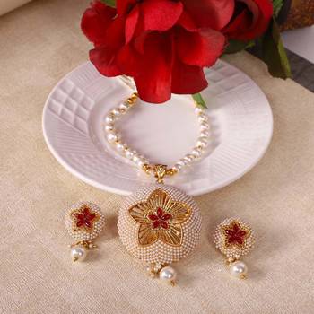 Steorra Jewels Pendant White Pearls Beads Set For Women 1