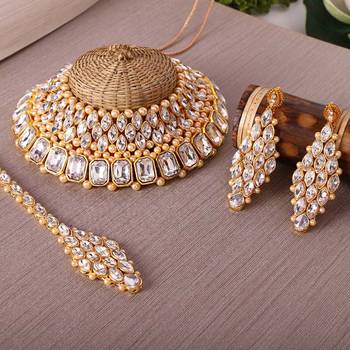 Steorra Jewels White Traditional Crystal Stone Golden Texture Choker Necklace Set for Women 4