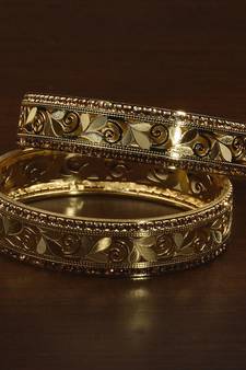 Gold Plated Intricate Self Worked Zircon Embellished Pair of Glossy Bangles BD508