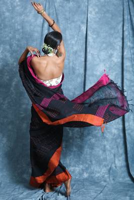 Black plain blended cotton saree with blouse 3