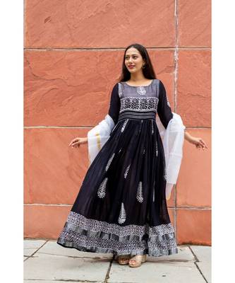 black pure hand block printed linen gown with kota doriya chunni 5