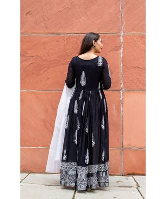 black pure hand block printed linen gown with kota doriya chunni 7