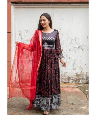 black pure hand block printed linen gown with kota doriya chunni 2