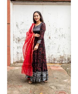 black pure hand block printed linen gown with kota doriya chunni 3