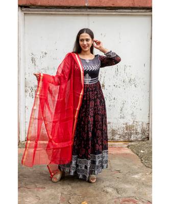 black pure hand block printed linen gown with kota doriya chunni 4