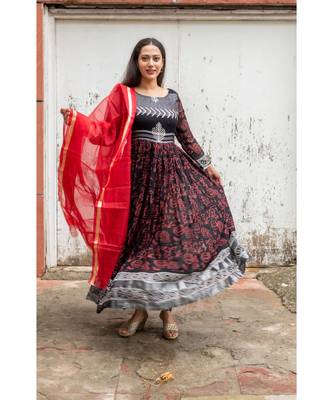 black pure hand block printed linen gown with kota doriya chunni 5