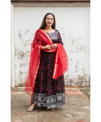 black pure hand block printed linen gown with kota doriya chunni 6