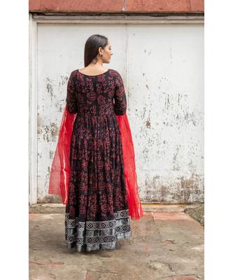black pure hand block printed linen gown with kota doriya chunni 7