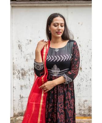 black pure hand block printed linen gown with kota doriya chunni 8