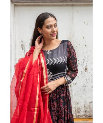 black pure hand block printed linen gown with kota doriya chunni 9