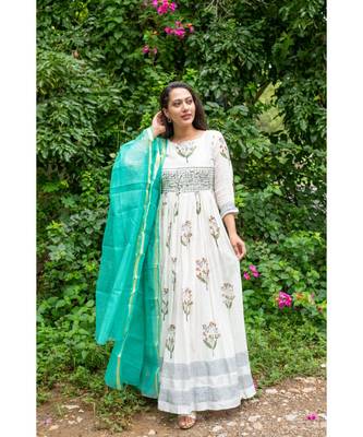 green pure hand block printed linen gown with kota doriya chunni 2