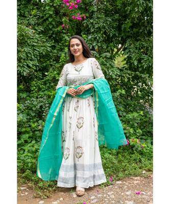 green pure hand block printed linen gown with kota doriya chunni 5
