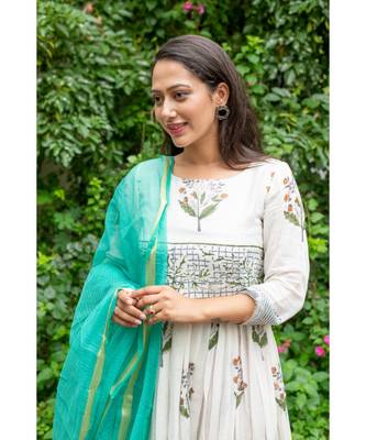 green pure hand block printed linen gown with kota doriya chunni 8