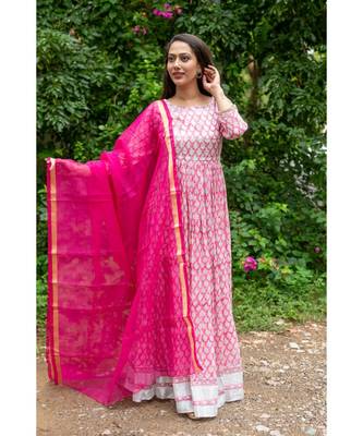pink pure hand block printed linen gown with kota doriya chunni 4