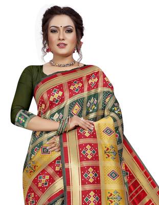 Green hand woven banarasi silk saree with blouse 2