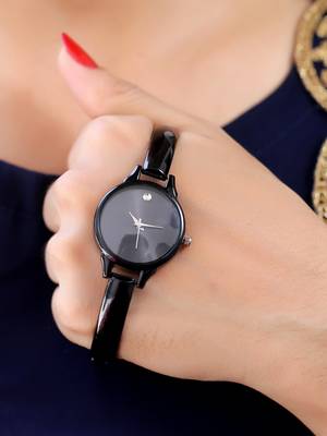 Sizzling Design Trendy Analog Watch For Women 1