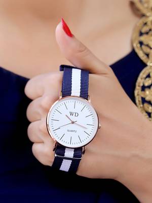 Sizzling Design Trendy Analog Watch For Women 1