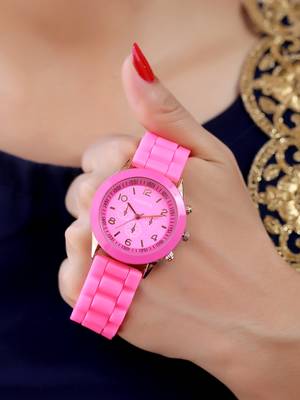 Sizzling Design Trendy Analog Watch For Women 1