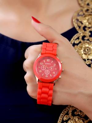 Sizzling Design Trendy Analog Watch For Women 1