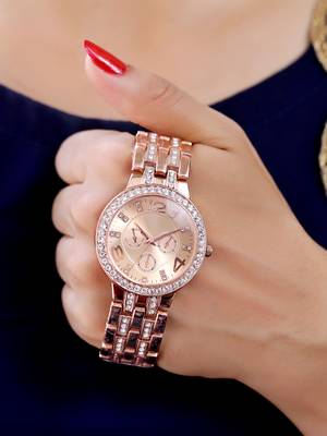 Sizzling Design Trendy Analog Watch For Women 1