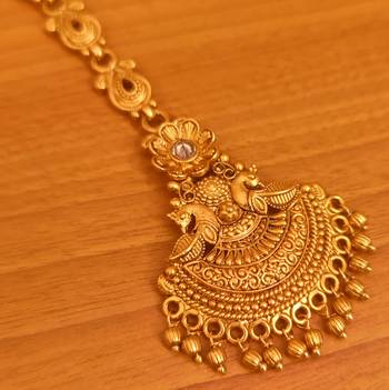 Gold maang-tikka 2