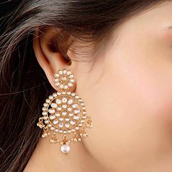 White kundan Yellow Gold Alloy Earrings 3