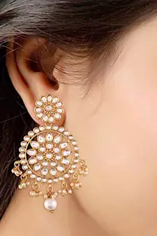 White kundan Yellow Gold Alloy Earrings