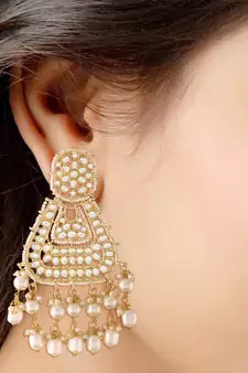 White kundan Yellow Gold Alloy Earrings