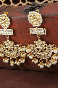 White kundan Yellow Gold Alloy Earrings