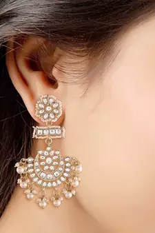 White kundan Yellow Gold Alloy Earrings