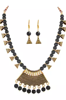 Black necklace-sets