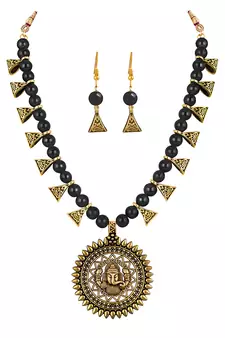 Black necklace-sets