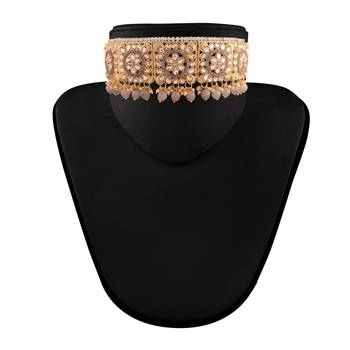 Grey beaded_jewellery Yellow Gold Alloy   Necklace   with Pair of Earring   Maang Tikka 2