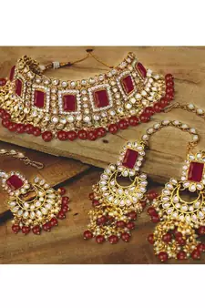 Maroon kundan Yellow Gold Alloy   Necklace   Pair Earrings   Maang Tikka