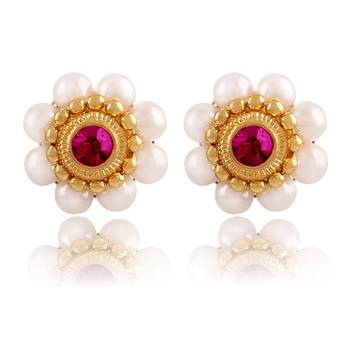 Gold pearl earrings 1