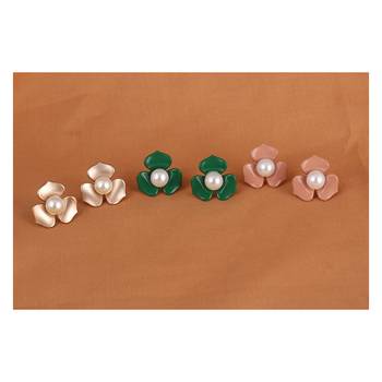Gold pearl earrings 2