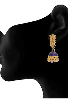 Gold pearl earrings